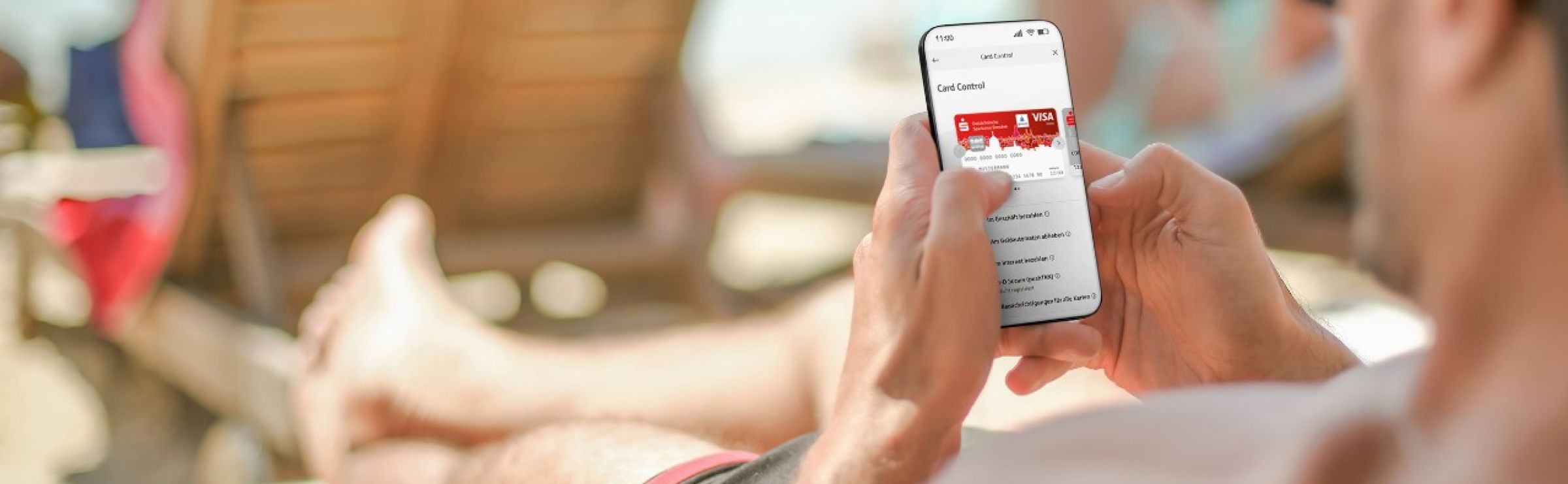 Ein Mann tippt auf seinem Smartphone