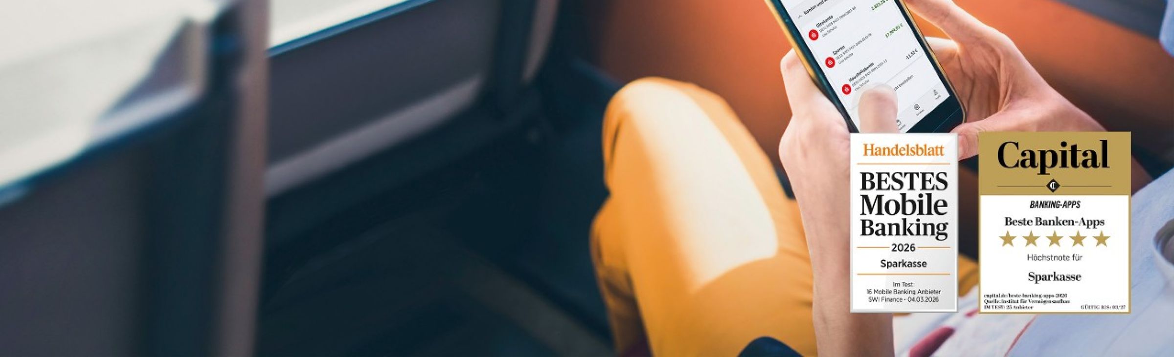 Person nutzt Mobile-Banking-App der Sparkasse auf dem Smartphone in einem Zug